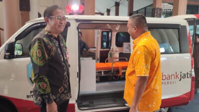 Perkuat Layanan Kesehatan dan Lingkungan, Bank Jatim Serahkan CSR Ambulans dan Seribu Bibit Mahoni ke Pemkab Situbondo