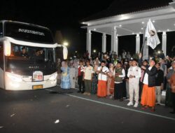 Mas Rio Pimpin Pelepasan 997 CJH Situbondo, Suasana Paseban Alun-Alun Penuh Haru