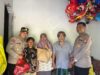 Penjual Balon Tak Mampu Lunasi Seragam Sekolah Anaknya, Sat Binmas Polres Situbondo Turun Tangan