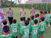 Satbinmas Polres Situbondo Bentengi Atlet Muda dari Bahaya Narkoba, SSB FFA Dapat Dukungan Bola dan Susu