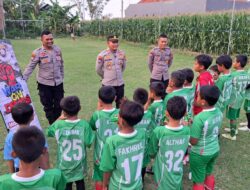 Satbinmas Polres Situbondo Bentengi Atlet Muda dari Bahaya Narkoba, SSB FFA Dapat Dukungan Bola dan Susu