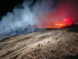 Limbah Blotong PG Asembagus Terbakar, Warga Wringinanom Keluhkan Asap