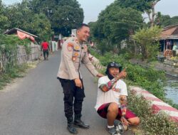Main Layangan Sembarangan Bisa Berujung Bahaya, Satbinmas Polres Situbondo Turun Tangan