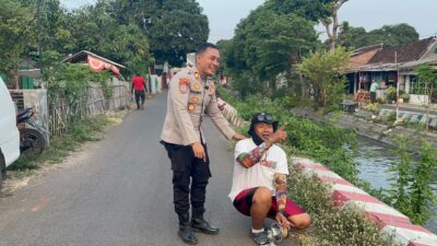 Main Layangan Sembarangan Bisa Berujung Bahaya, Satbinmas Polres Situbondo Turun Tangan