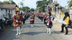 Meriah! Pawai Petik Laut Desa Sumberanyar Diiringi Drum Band SDN 1 Sumberanyar