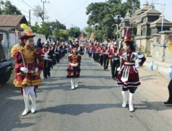 Meriah! Pawai Petik Laut Desa Sumberanyar Diiringi Drum Band SDN 1 Sumberanyar