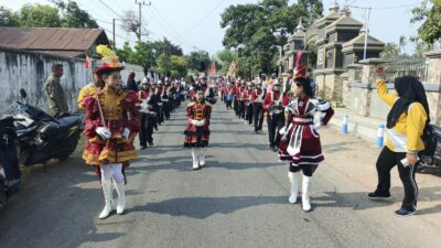 Meriah! Pawai Petik Laut Desa Sumberanyar Diiringi Drum Band SDN 1 Sumberanyar