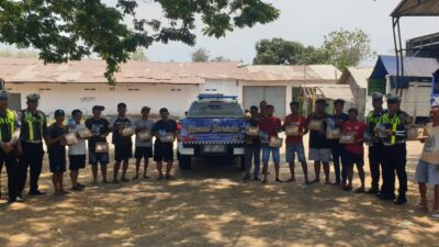 Jumat Berkah, Satlantas Polres Situbondo Bagikan 100 Kotak Makanan Sekaligus Edukasi Keselamatan Berlalu Lintas